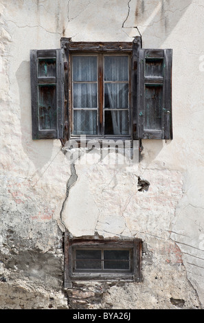 Maison historique en Envoyé, vieille façade en ruine des fenêtres en bois, Basse Engadine, Grisons, Suisse, Europe Banque D'Images
