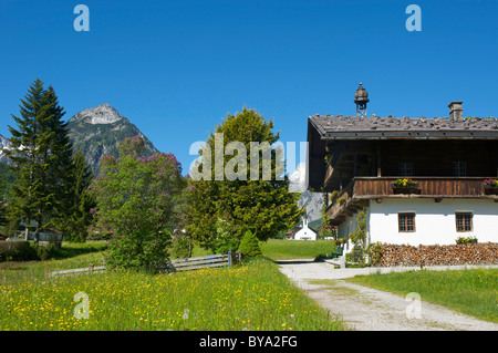 Une ferme et une église à Pertisau sur le Lac Achensee, Tyrol, Autriche, Europe Banque D'Images