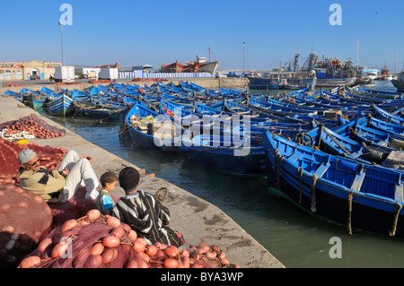 Bateaux de pêche dans le port d'Essaouira, UNESCO World Heritage Site, Maroc, Afrique du Nord Banque D'Images