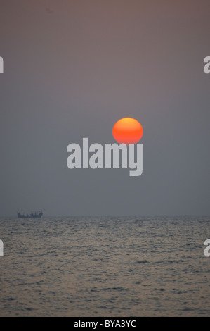 Coucher du soleil orange profond à Cox's Bazar, Bangladesh Banque D'Images