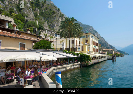 Restaurants à Limone sul Garda, Trentino, en Italie, en Europe Banque D'Images