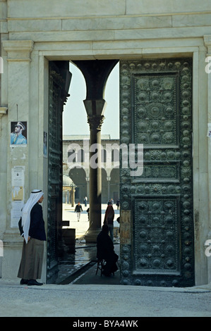 Un homme portant un keffieh se tient en dehors de la mosquée des Omeyyades à Damas, en Syrie. Banque D'Images