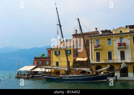 Port de Malcesine sur le lac de Garde, Vénétie, Italie, Europe Banque D'Images