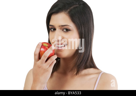 Femme de manger une pomme Banque D'Images