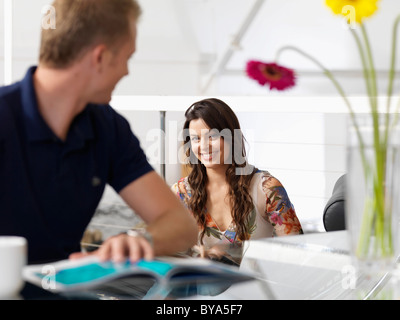 Couple relaxing at home avec boissons chaudes Banque D'Images