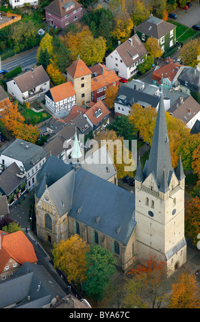 Vue aérienne de la ville, église Saint Vincent, Menden, Maerkischer Kreis county, Rhénanie du Nord-Westphalie, Allemagne, Europe Banque D'Images