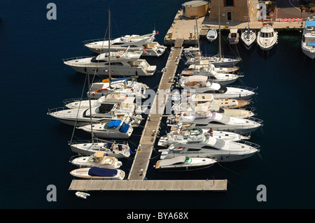 White yachts amarrés dans la marina de Fontvielle, Mer Méditerranée, Principauté de Monaco, Europe Banque D'Images