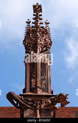 En tant que figures grotesques gargouilles et toit délicat au quartier gothique de montant de la cathédrale de Fribourg, Muensterplatz 10, Freiburg im Breisgau Banque D'Images