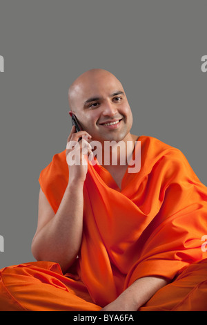 Monk talking on a mobile phone Banque D'Images