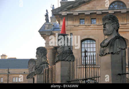 Statue avec cône de circulation sur la tête, Sheldonian Theatre, Oxford, UK Banque D'Images