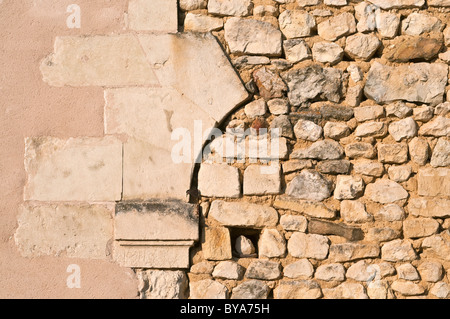 Ancienne en pierre au hasard en-remplir d'entrée voûtée effondré - France. Banque D'Images