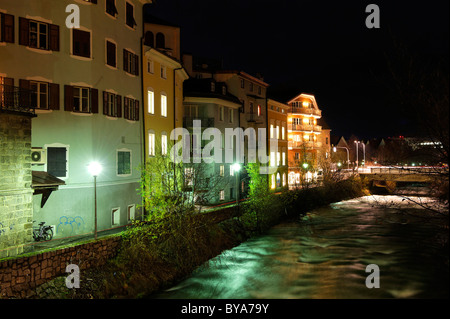 Promenade sur le brut Gerau, rivière Rienz Bruneck, Brunico, Val Pusteria, province de Bolzano-Bozen, Italie, Europe Banque D'Images