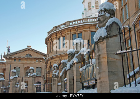 Statues couvertes de neige, Musée de l'histoire des sciences, Sheldonian Theatre, Oxford, UK Banque D'Images