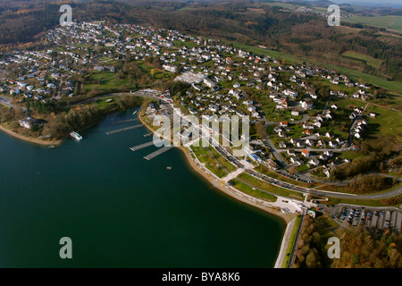 Vue aérienne, de la promenade du lac, lac Sorpesee, Langscheid, Sunderland, région du Sauerland, Nordrhein-Westfalen, Germany, Europe Banque D'Images