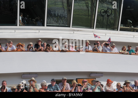 Les passagers à bord du paquebot Queen Elizabeth regarda le navire a transité par le Canal de Panama pour la première fois le 22 janvier, 2011. Banque D'Images