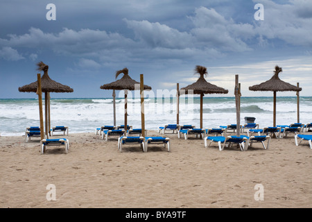 La plage vide Playa Palmira Peguera, au cours d'une tempête, Majorque, Îles Baléares, Espagne, Europe Banque D'Images