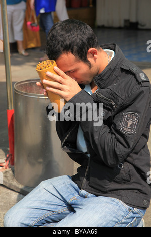 L'Adoration dans un temple thaïlandais, Thaïlande Banque D'Images