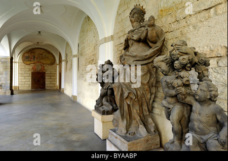 Statues de saints baroques, fresco par Nosecký Siard, cloître, Cour Paradis, le monastère de Strahov, Prague, la bohême Banque D'Images