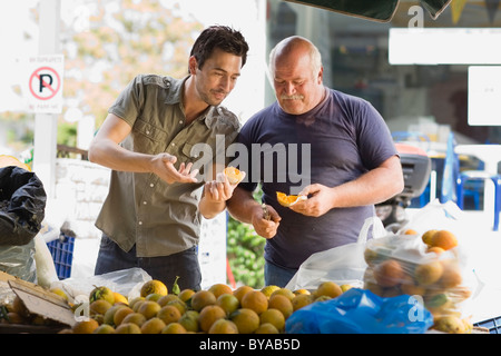 Fruits vente Hommes Banque D'Images