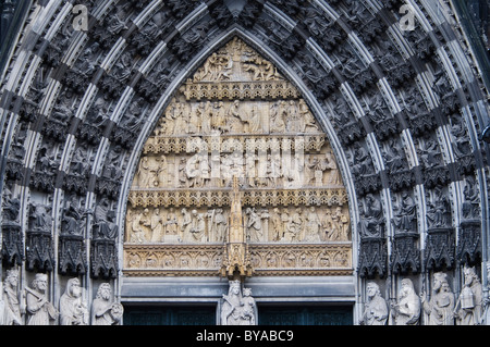 Vue détaillée, la cathédrale de Cologne portail principal, façade ouest avec restauré gable, statue de Marie avec l'enfant Jésus dans le centre Banque D'Images