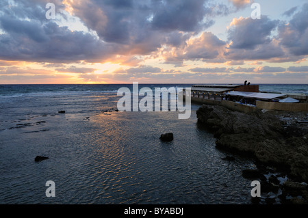 Coucher du soleil sur la côte méditerranéenne à Byblos, UNESCO World Heritage Site, Jbail, Jbeil, Liban, Moyen-Orient, Asie de l'Ouest Banque D'Images