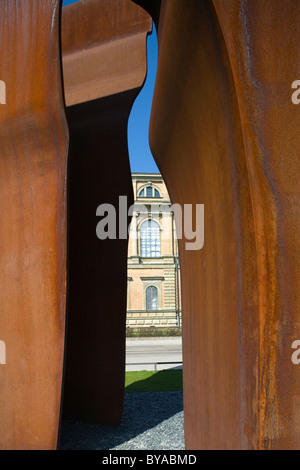 Buscando la Luz, à la lumière, la sculpture en face de la Pinakothek der Moderne musée par Eduardo Chillida Banque D'Images