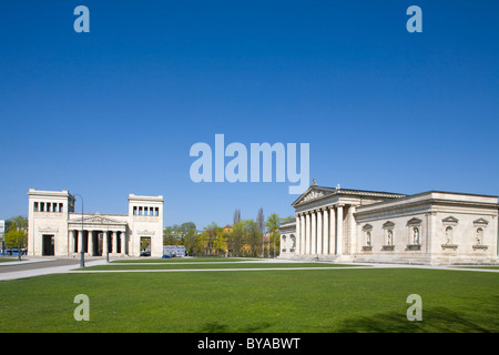 Propylaea et bâtiments Glyptothèque sur Koenigsplatz Square dans le quartier de Maxvorstadt, Munich, Bavaria, Germany, Europe Banque D'Images