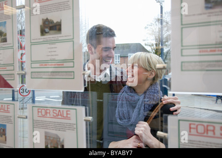 Couple à la fenêtre en agents immobiliers Banque D'Images