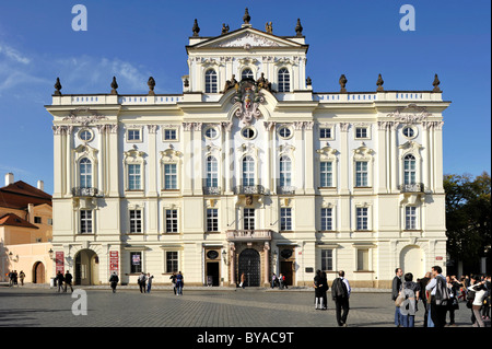 Façade rococo, de l'archevêque, Palais Hradcany Square, le château de Prague, Prague, Bohême, République Tchèque, Europe Banque D'Images