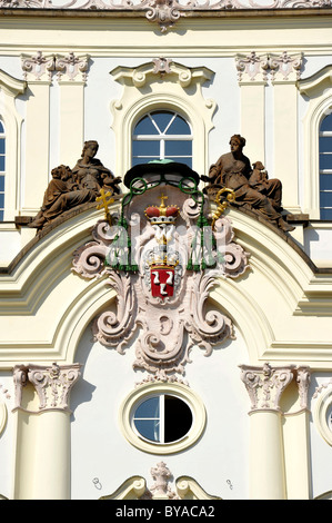 Blason, façade rococo, de l'archevêque, Palais Hradcany Square, le château de Prague, Prague, Bohême, République Tchèque, Europe Banque D'Images