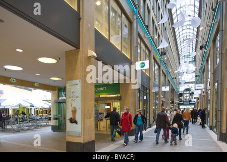 Rue Kaufinger mall, Passage Tor rue Kaufinger Strasse, Altstadt-Lehel district, Munich, Bavaria, Germany, Europe Banque D'Images