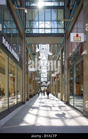 Rue Kaufinger mall, Passage Tor rue Kaufinger Strasse, Altstadt-Lehel district, Munich, Bavaria, Germany, Europe Banque D'Images