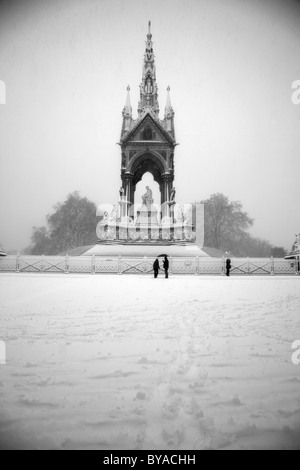 Beaucoup de neige par l'Albert Memorial dans Kensington Gardens, London, UK Banque D'Images