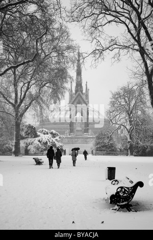 À la recherche d'un Lancaster snowbound marcher jusqu'à l'Albert Memorial et le Royal Albert Hall, Kensington Gardens, Londres UK Banque D'Images