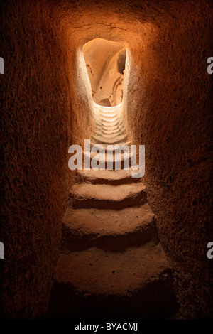 Passage étroit qui mène au monastère de Selime, au bord de la vallée d'Ihlara, Aksaray, Cappadoce, Turquie Banque D'Images