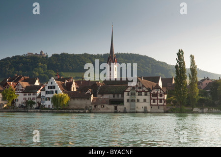 Stein am Rhein, avec son centre médiéval, sur la crête derrière, Burg Château Hohenklingen, Suisse, Europe Banque D'Images