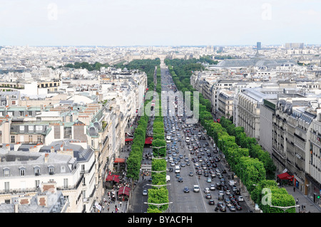 Vue panoramique prise de l'Arc de Triomphe, Avenue des Champs Elysées, Paris, France, Europe Banque D'Images