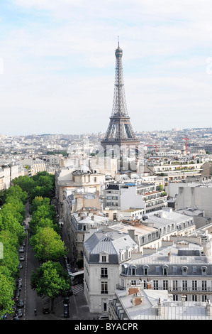 Paysage urbain, de la Tour Eiffel, vue de l'Arc de Triomphe, Paris, France, Europe Banque D'Images