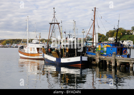 Bateaux dans le port de Sassnitz, de l'île Rugia, Mecklembourg-Poméranie-Occidentale, Allemagne, Europe Banque D'Images