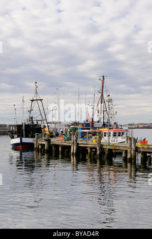 Bateaux dans le port de Sassnitz, de l'île Rugia, Mecklembourg-Poméranie-Occidentale, Allemagne, Europe Banque D'Images