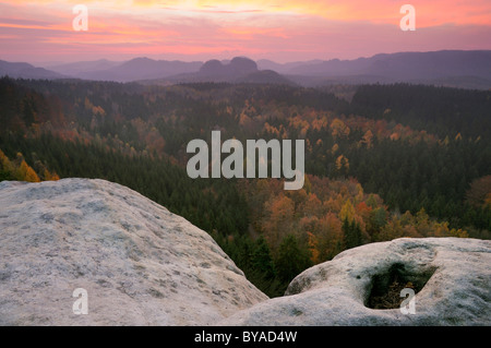 Vue sur la Suisse saxonne au lever du soleil dans une étable, Saxe, Allemagne, Europe Banque D'Images