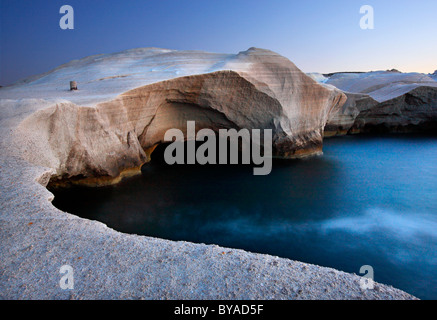 Île de Milos, les roches volcaniques dans la plage de Sarakiniko (vitesse d'obturation lente). Banque D'Images