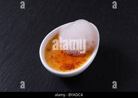 Crème brûlée au Foie Gras mousse Gewurztraminer servi dans un petit plat, de l'alimentation, haute cuisine Banque D'Images