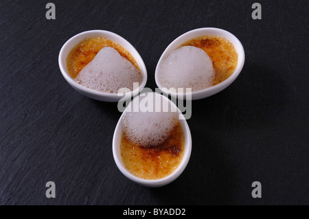 Crème brûlée au Foie Gras mousse Gewurztraminer servi dans des petits plats, de l'alimentation, haute cuisine Banque D'Images