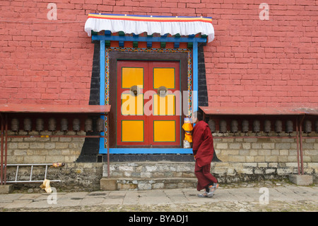 Monk et roues de prière au festival Mani Rimdu à Tengboche monastère dans la région de l'Everest Népal Banque D'Images