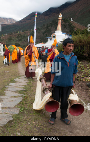 Chapeau jaune cornes au soufflage moines Mani Rimdu Festival à Tengboche monastère dans la région de l'Everest Népal Banque D'Images