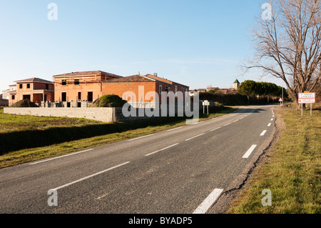 Un développement de nouveaux logements en construction sur le bord d'un village français dans le Languedoc-Roussillon. Banque D'Images