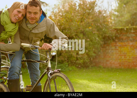 Couple sur de vieux vélos, embrassant. Automne Banque D'Images