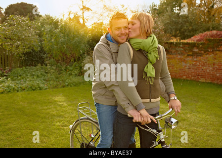 Couple sur de vieux vélos, de baisers. L'automne Banque D'Images