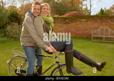 Couple sur de vieux vélos, de son sur les poignées Banque D'Images